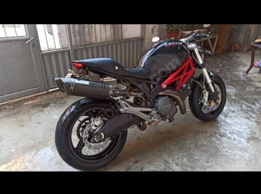 Ducatı monster 696