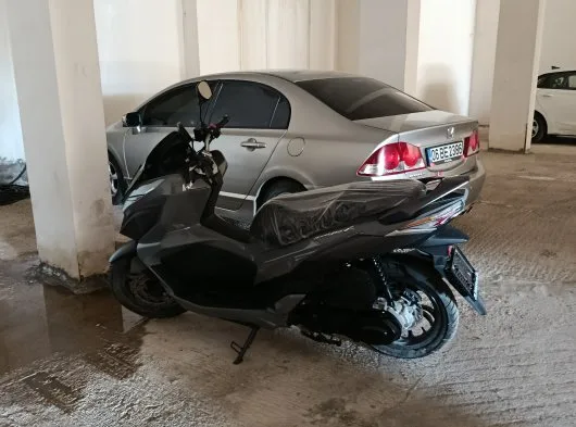 Pazarlığa uygun sıfır kilometre sym jet x 125, acemi sürücümüzün duvara drenaji vurması sebebiyle satılıktır.